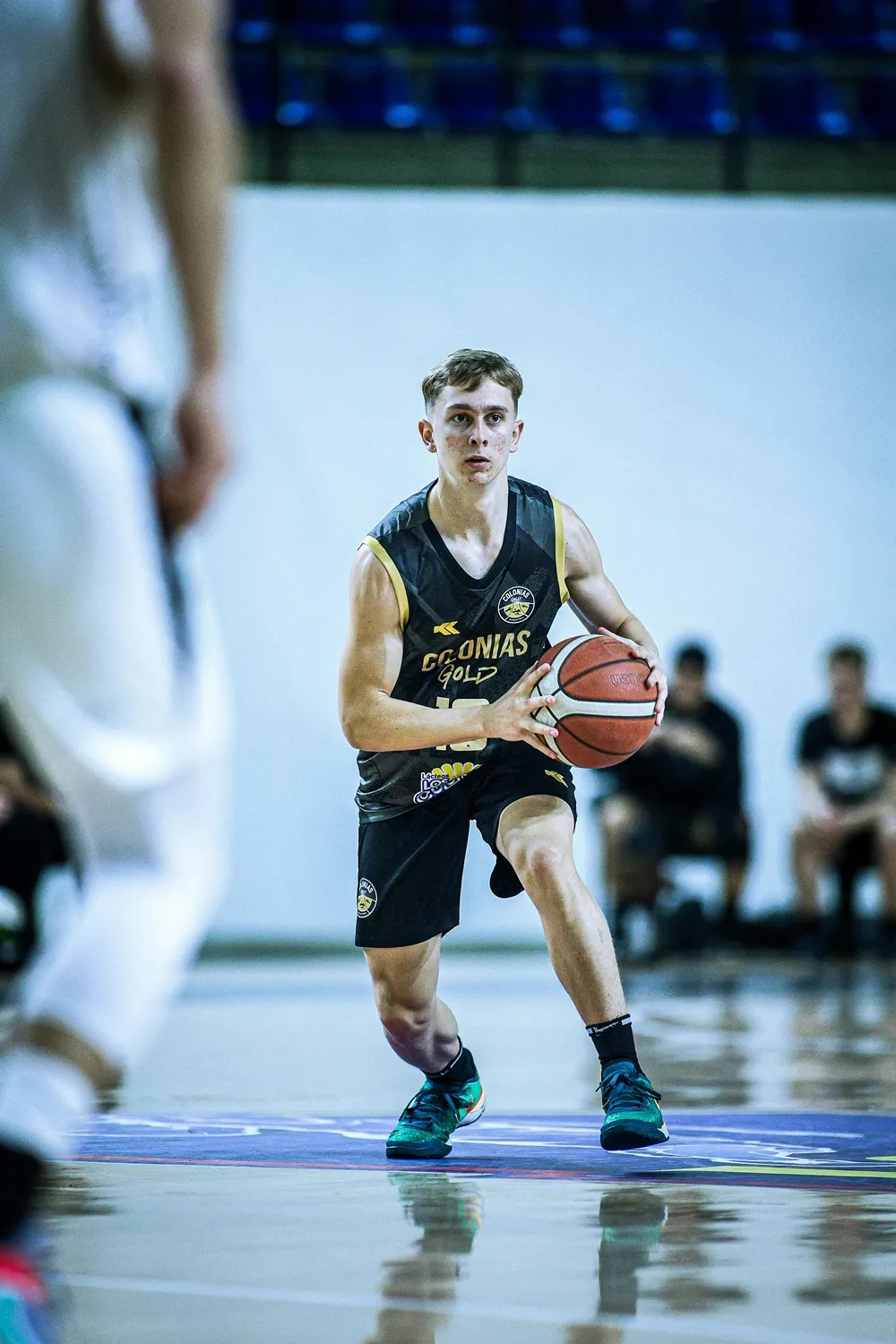 농구 기본기 설명을 하며 드리블, 패스, 슛, 수비를 한번에 보여주는 프로 농구선수의 사진