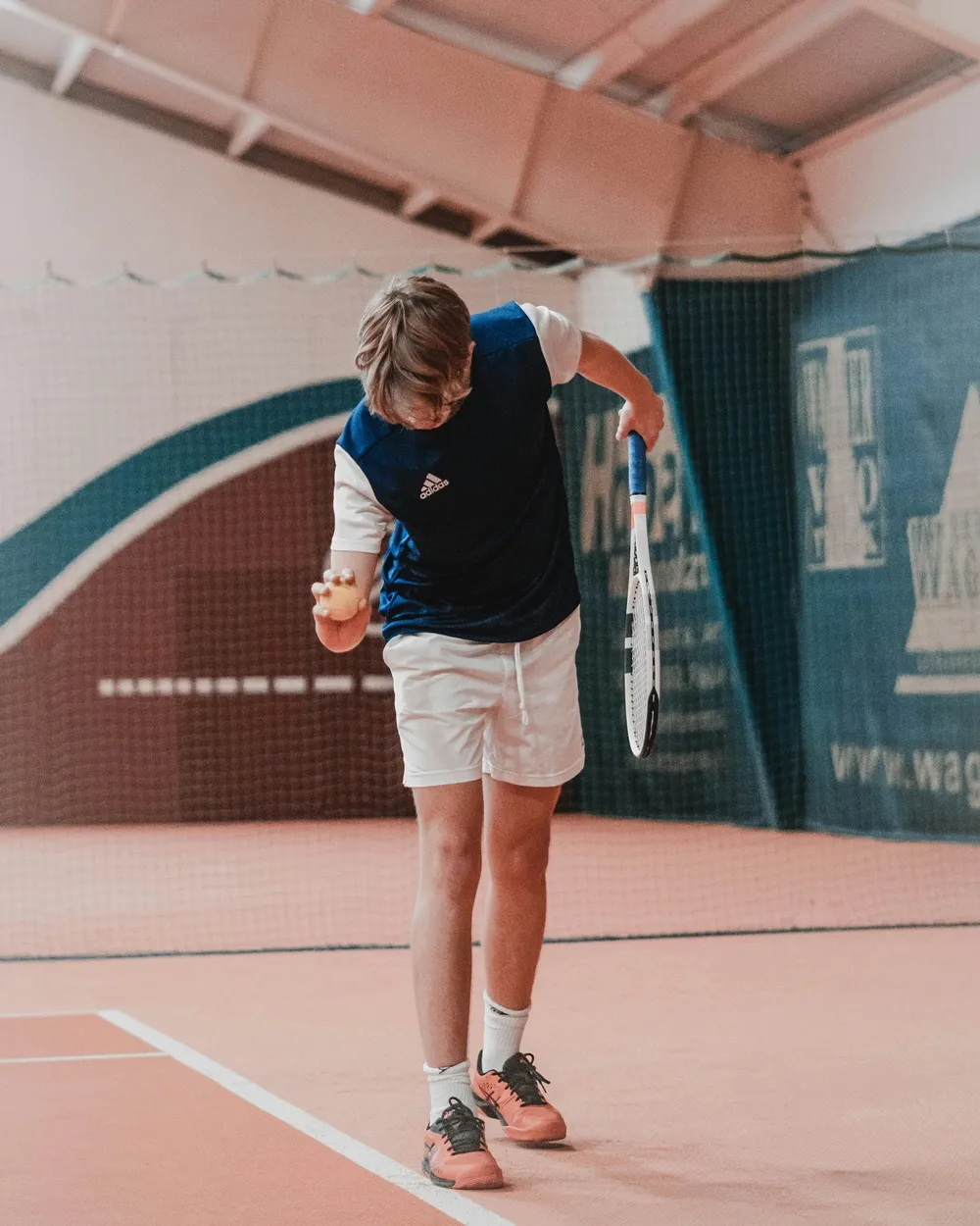 테니스 선수 루틴중 하나인 공을 튀기는 행위를 하는 프로 테니스 선수 사진